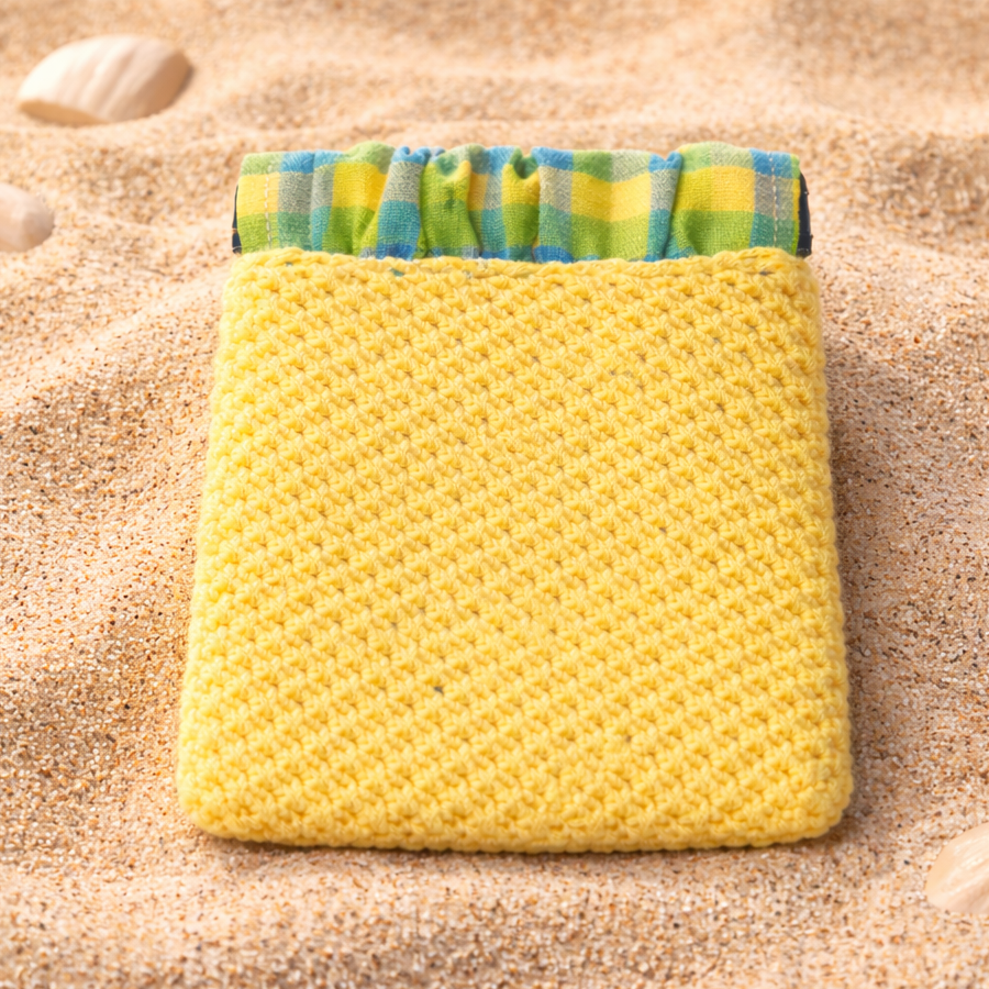 Monedero Verano Pop · Monedero cuadrado tejido<span> a mano en crochet con hilo de algodón, combina su forma cuadrada con un volante de tela que le da movimiento y un toque súper especial. </span><span>Está forrado en algodón y lleva cierre metálico clip-clap</span> · Tienda de simple para ArteLovers Market Monedero Verano Pop - Imagen 4