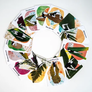 Baraja de cartas de yoga artesanal con 14 posturas ilustradas dispuestas en círculo
