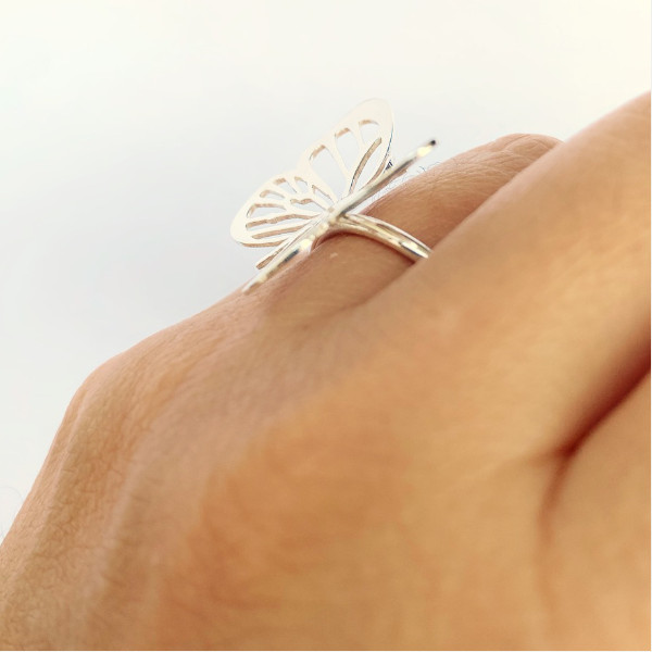 Anillo Mariposa Grande · <p class="p1">Artesanal y ajustable. Diseño femenino y llamativo, con mariposa que simboliza transformación y libertad. Ligero, cómodo y perfecto para uso diario o como regalo especial.</p> · Tienda de simple para ArteLovers Market Anillo Mariposa Grande, anillos llamativos, Milagro Rousse