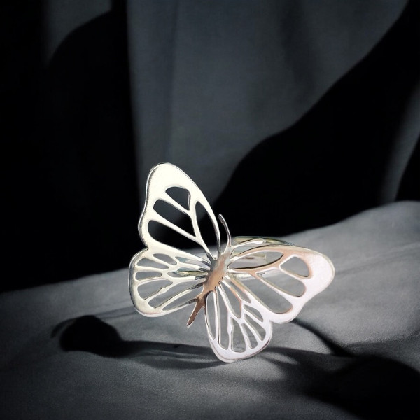 Anillo Mariposa Grande · <p class="p1">Artesanal y ajustable. Diseño femenino y llamativo, con mariposa que simboliza transformación y libertad. Ligero, cómodo y perfecto para uso diario o como regalo especial.</p> · Tienda de simple para ArteLovers Market Anillo Mariposa Grande de Plata, anillos llamativos, Milagro Rousse