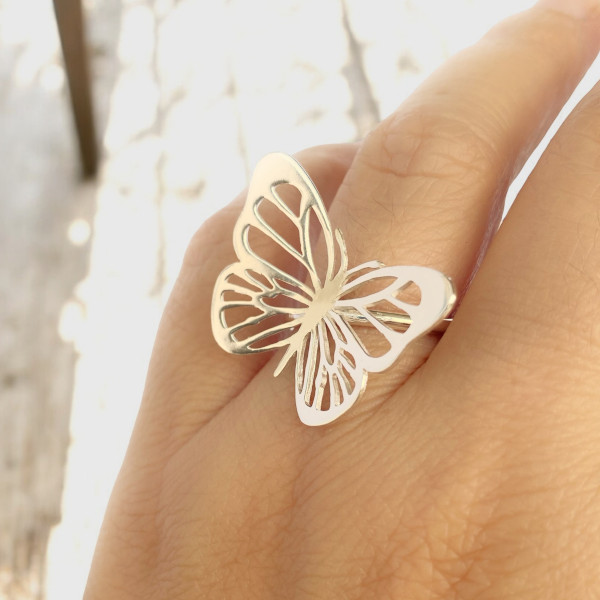 Anillo Mariposa Grande · <p class="p1">Artesanal y ajustable. Diseño femenino y llamativo, con mariposa que simboliza transformación y libertad. Ligero, cómodo y perfecto para uso diario o como regalo especial.</p> · Tienda de simple para ArteLovers Market Anillo Mariposa grande, joyas grandes, anillos de plata, Milagro Rousse