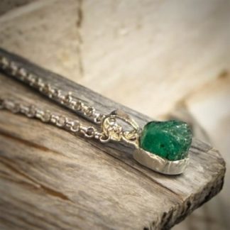 Colgante de Esmeralda en bruto pequeño, colgante de plata artesanal, Milagro Rousse