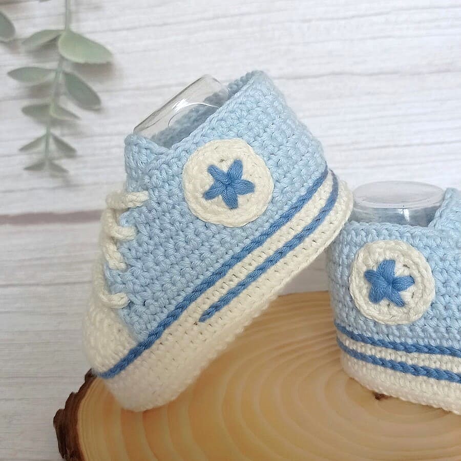 Regalo para recién nacido · Regalo para bebé recién nacido compuesto por patucos de crochet y un sonajero-mordedor con forma de medusa en suaves tonos azules, tejidos a mano en algodón natural. · Tienda de variable para ArteLovers Market Regalo para recién nacido - Imagen 6