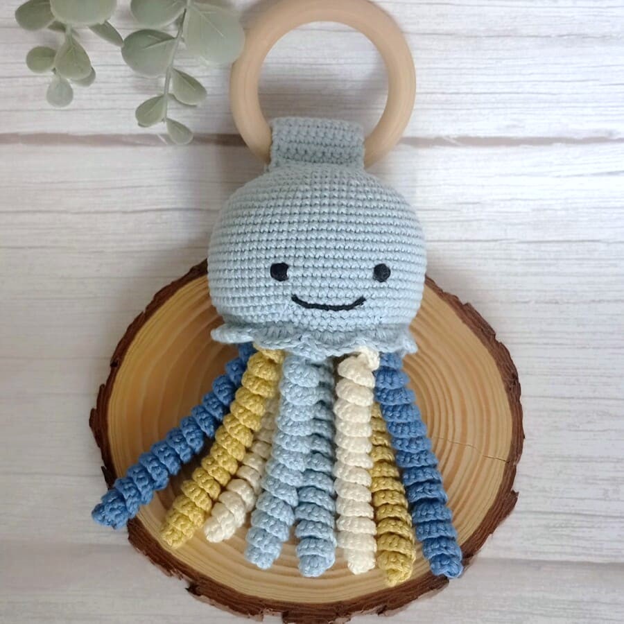 Regalo para recién nacido · Regalo para bebé recién nacido compuesto por patucos de crochet y un sonajero-mordedor con forma de medusa en suaves tonos azules, tejidos a mano en algodón natural. · Tienda de variable para ArteLovers Market Regalo para recién nacido - Imagen 3