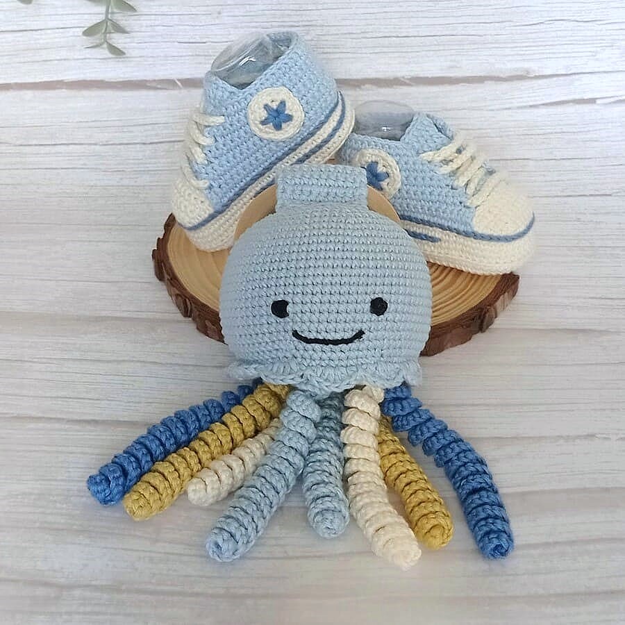 Regalo para recién nacido · Regalo para bebé recién nacido compuesto por patucos de crochet y un sonajero-mordedor con forma de medusa en suaves tonos azules, tejidos a mano en algodón natural. · Tienda de variable para ArteLovers Market Regalo para recién nacido