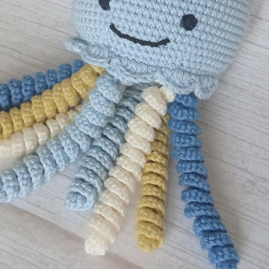 Regalo para recién nacido · Regalo para bebé recién nacido compuesto por patucos de crochet y un sonajero-mordedor con forma de medusa en suaves tonos azules, tejidos a mano en algodón natural. · Tienda de variable para ArteLovers Market Regalo para recién nacido - Imagen 5