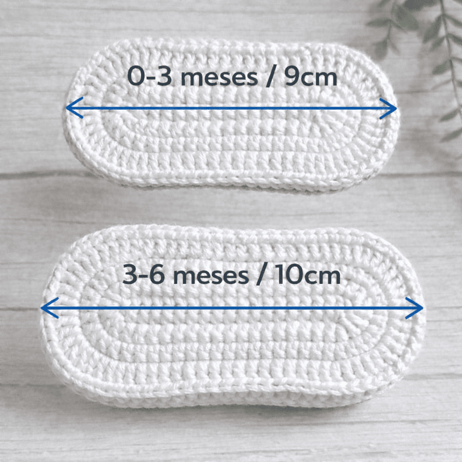 Regalo para recién nacido · Regalo para bebé recién nacido compuesto por patucos de crochet y un sonajero-mordedor con forma de medusa en suaves tonos azules, tejidos a mano en algodón natural. · Tienda de variable para ArteLovers Market Regalo para recién nacido - Imagen 7