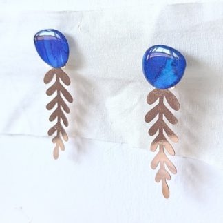 pendientes pieza azul añil y ramita cobre, joyeria artesanal pintada a mano. NUBLA HANDMADE