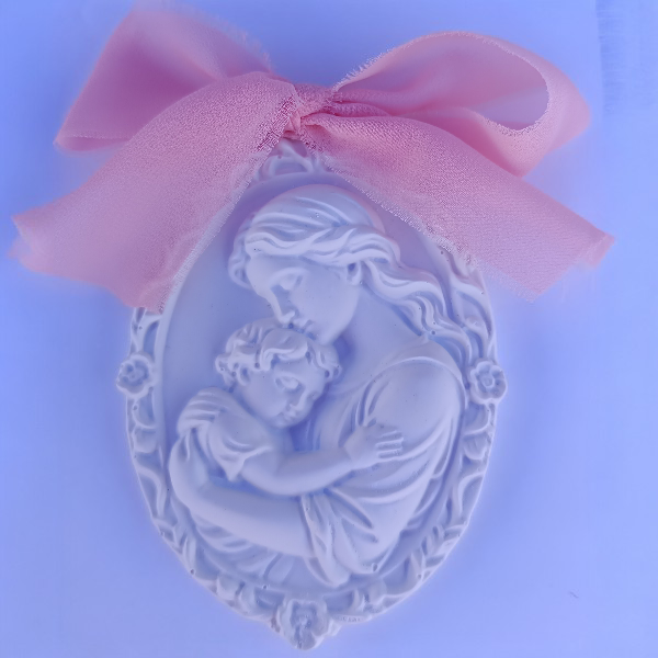 Ambientador Cerámico Virgen y niño Jesús · Delicado ambientador cerámico de la Virgen y el Niño Jesús, elaborado con resina ecológica. Una pieza elegante y atemporal, ideal como regalo para nacimientos, bautizos y celebraciones especiales. Sostenible y reutilizable, ya que puedes añadir aceite esencial cada vez que desees renovar su aroma, o usarlo simplemente como decoración. Un detalle lleno de ternura que se convierte en un bonito recuerdo. El lazo se personaliza con el color que necesite. · Tienda de simple para ArteLovers Market Ambientador Cerámico Virgen y niño Jesús