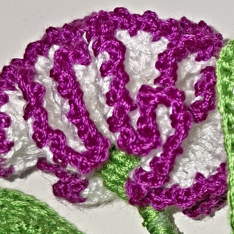 Ramito de claveles en crochet · Ramito de claveles hechos en crochet en algodón. Mínimo 3 unidades, personalizable con los colores que elijas · Tienda de variable para ArteLovers Market Ramito de claveles en crochet - Imagen 6