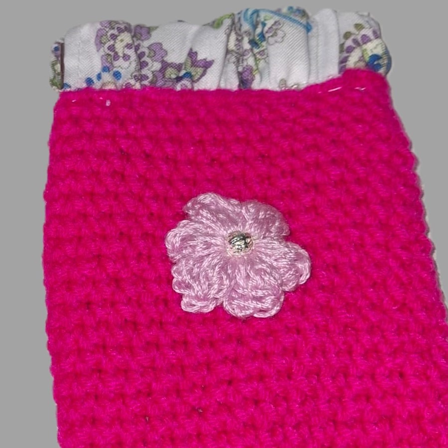 Monederos Flower Pop · Monederos artesanales de crochet que alegran el día. Tejidos en hilo de algodón con volante y forro de algodón para que no se deformen. Formato rectangular y cierre clip-clap. Medidas: 13cm de alto x 10cm. de ancho · Tienda de simple para ArteLovers Market Monederos Flower Pop - Imagen 9