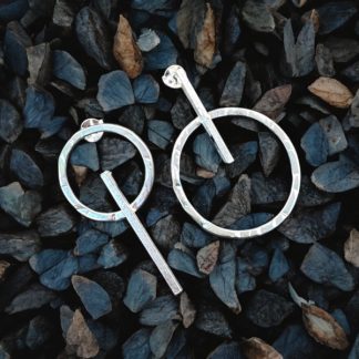 ArteLovers regalos hechos a mano por mujeres artesanas · · Tienda de para ArteLovers Market PENDIENTES ASIMETRICOS MINIMALISTAS, JOYERIA ASIMETRICA, JOYAS DE PLATA ARTESANALES, MILAGRO ROUSSE