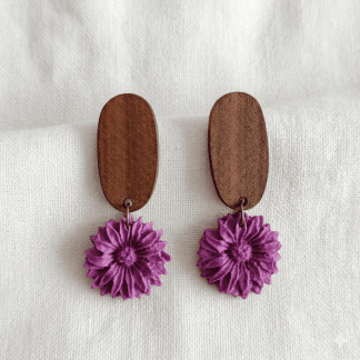 Pendientes arcilla polimérica flor morada. Amabitxi 17€. ENVÍO GRATIS