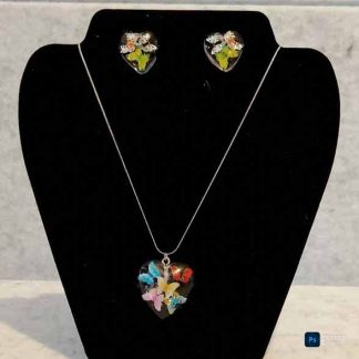 Conjunto de pendientes y collar de resina uv