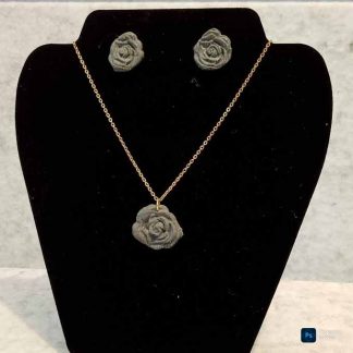 Conjunto de pendientes y collar