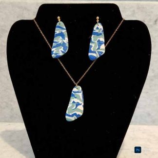 Conjunto de pendientes y collar