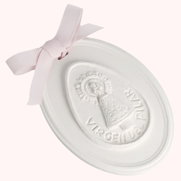 Ambientador Cerámico Virgen del Pilar · Delicado ambientador cerámico, elaborado con resina ecológica. Una pieza elegante y atemporal, ideal como regalo para nacimientos, bautizos y celebraciones especiales. Sostenible y reutilizable, ya que puedes añadir aceite esencial cada vez que desees renovar su aroma, o usarlo simplemente como decoración. Un detalle lleno de ternura que se convierte en un bonito recuerdo. El lazo se personaliza con el color que necesite. · Tienda de simple para ArteLovers Market Ambientador Cerámico Virgen del Pilar