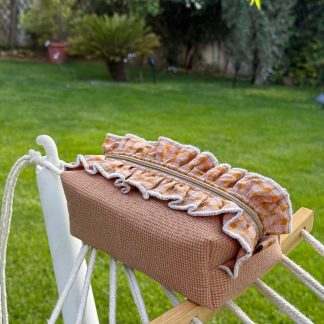 ArteLovers regalos hechos a mano por mujeres artesanas · · Tienda de para ArteLovers Market Neceser con Volantes en Tonos Tierra