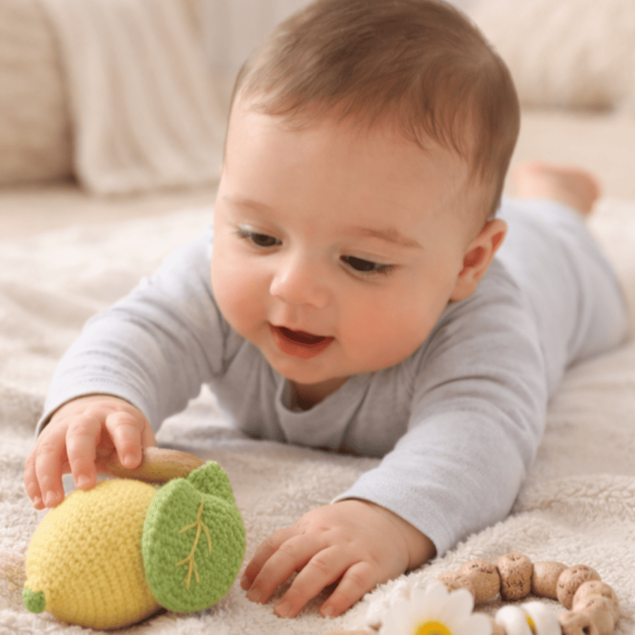 Regalo para bebé · Regalo para recién nacido compuesto por patucos amarillos de crochet y un sonajero-mordedor con forma de limón, tejido todo a mano en algodón natural. · Tienda de variable para ArteLovers Market Regalo para bebé - Imagen 8