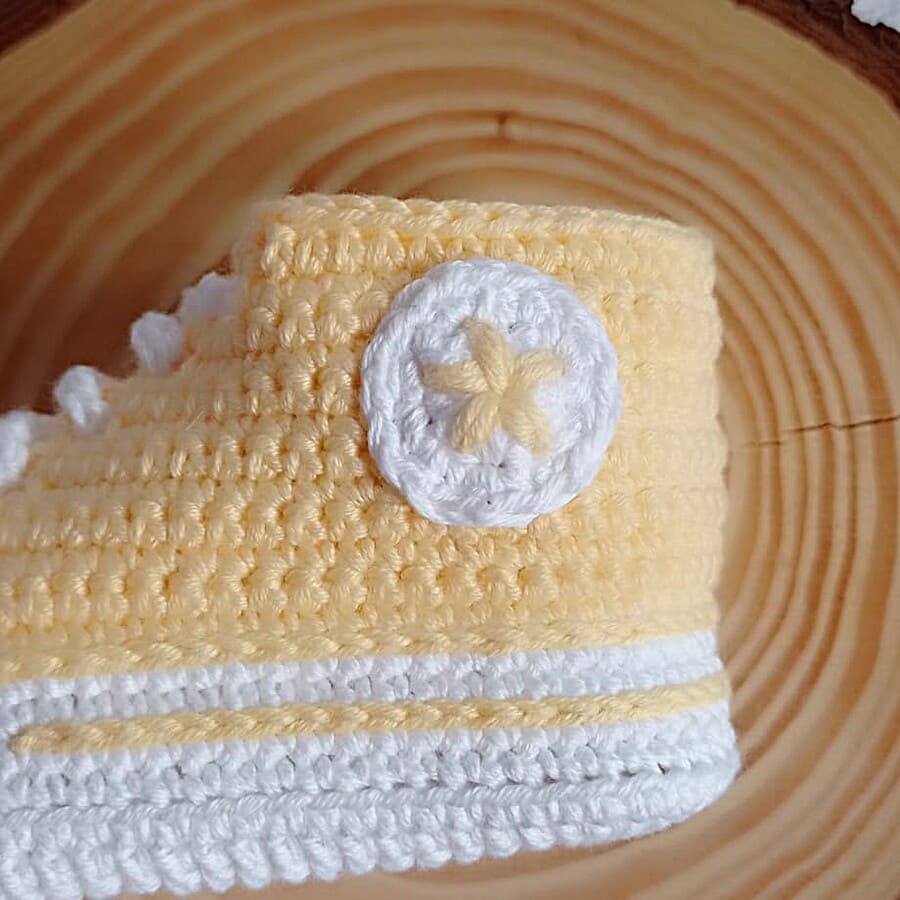 Regalo para bebé · Regalo para recién nacido compuesto por patucos amarillos de crochet y un sonajero-mordedor con forma de limón, tejido todo a mano en algodón natural. · Tienda de variable para ArteLovers Market Regalo para bebé - Imagen 3