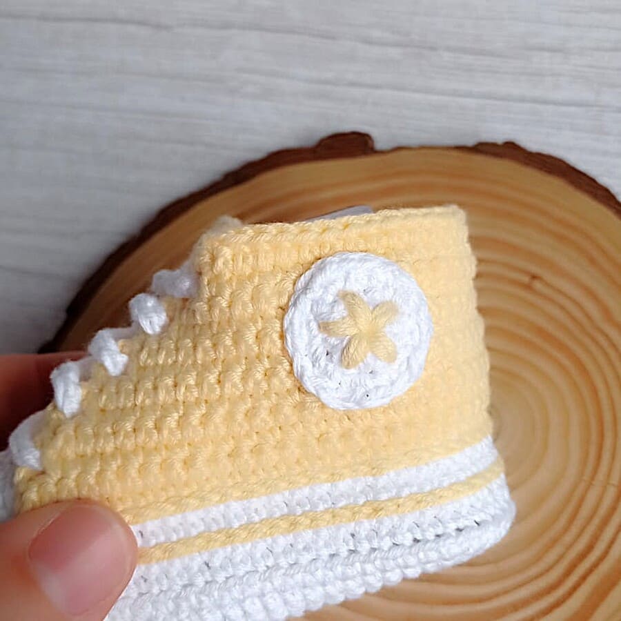 Regalo para bebé · Regalo para recién nacido compuesto por patucos amarillos de crochet y un sonajero-mordedor con forma de limón, tejido todo a mano en algodón natural. · Tienda de variable para ArteLovers Market Regalo para bebé - Imagen 5