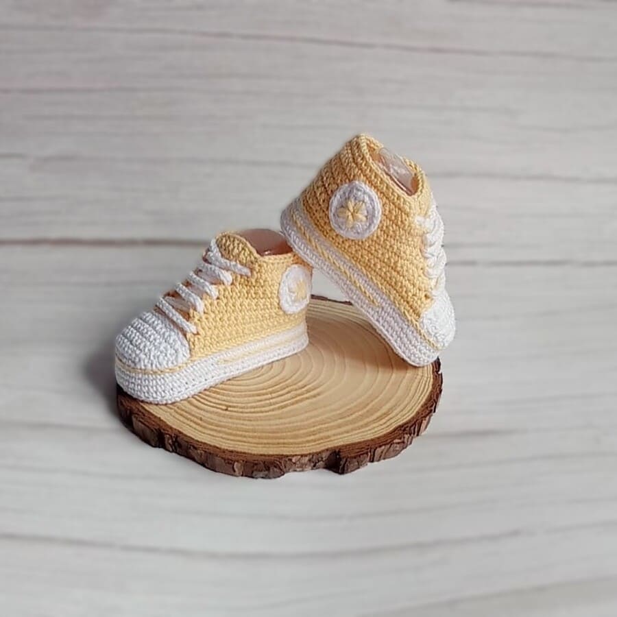 Regalo para bebé · Regalo para recién nacido compuesto por patucos amarillos de crochet y un sonajero-mordedor con forma de limón, tejido todo a mano en algodón natural. · Tienda de variable para ArteLovers Market Regalo para bebé - Imagen 2