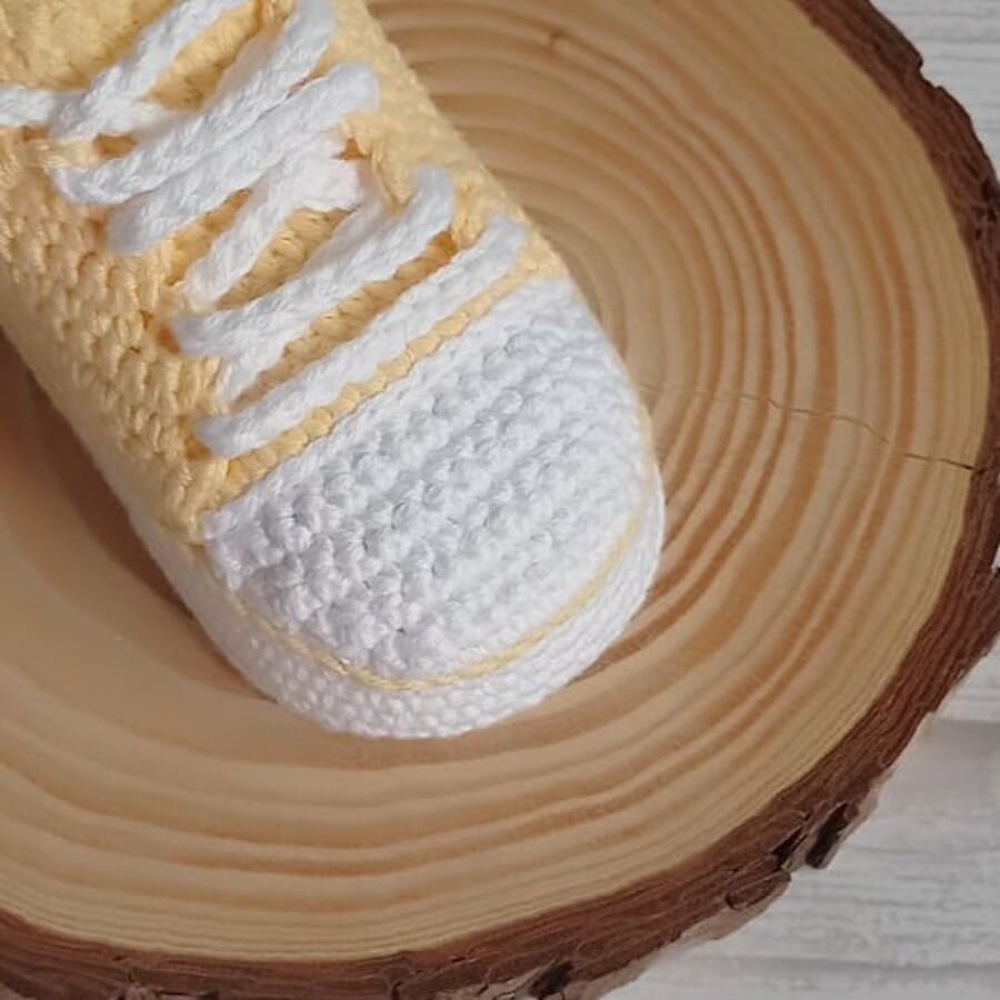 Regalo para bebé · Regalo para recién nacido compuesto por patucos amarillos de crochet y un sonajero-mordedor con forma de limón, tejido todo a mano en algodón natural. · Tienda de variable para ArteLovers Market Regalo para bebé - Imagen 4