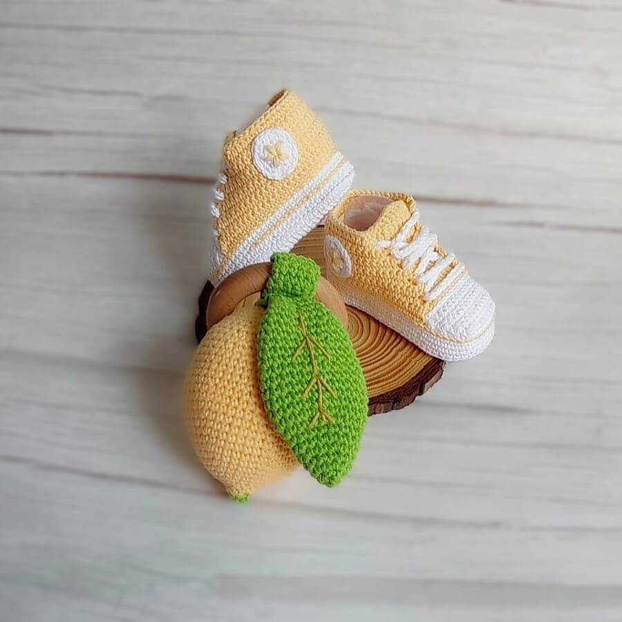 Regalo para bebé · Regalo para recién nacido compuesto por patucos amarillos de crochet y un sonajero-mordedor con forma de limón, tejido todo a mano en algodón natural. · Tienda de variable para ArteLovers Market Regalo para bebé