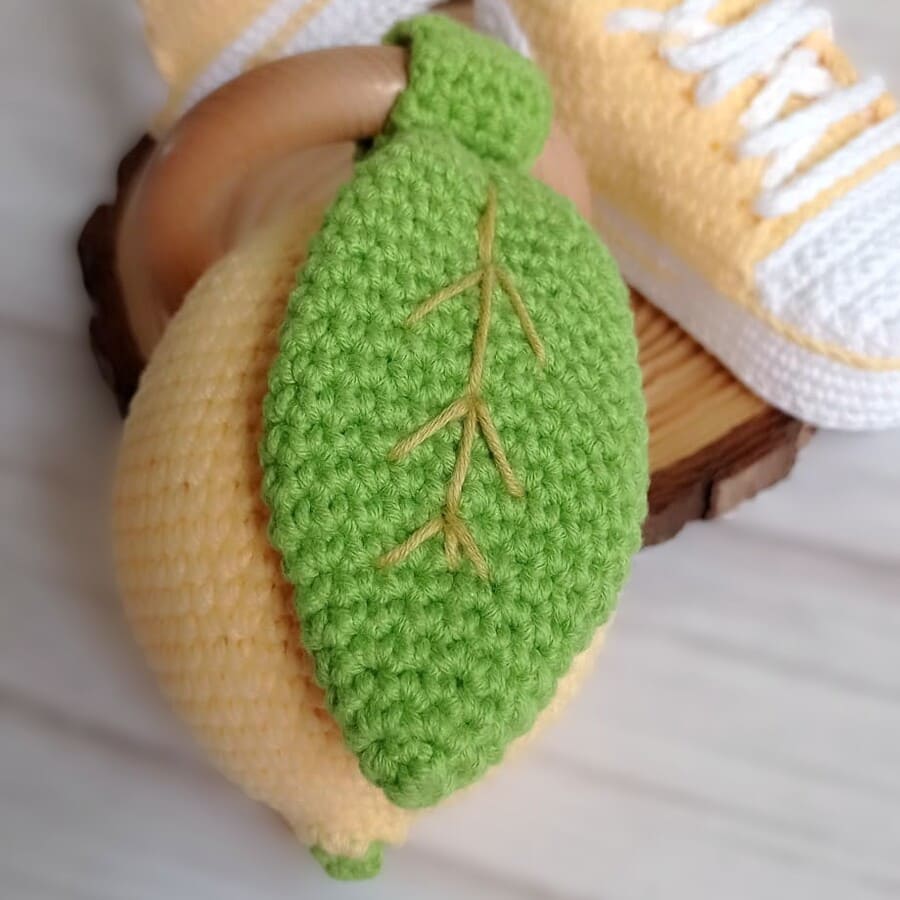 Regalo para bebé · Regalo para recién nacido compuesto por patucos amarillos de crochet y un sonajero-mordedor con forma de limón, tejido todo a mano en algodón natural. · Tienda de variable para ArteLovers Market Regalo para bebé - Imagen 7