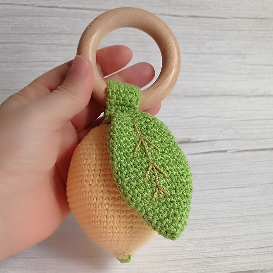 Regalo para bebé · Regalo para recién nacido compuesto por patucos amarillos de crochet y un sonajero-mordedor con forma de limón, tejido todo a mano en algodón natural. · Tienda de variable para ArteLovers Market Regalo para bebé - Imagen 6