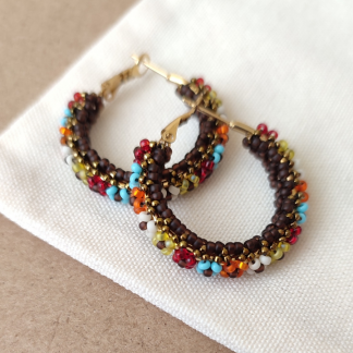 Aros de flores con base marrón