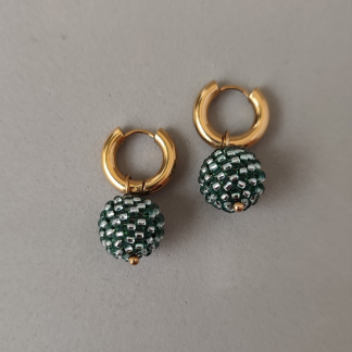 Aros huggie con bolas verde liquen