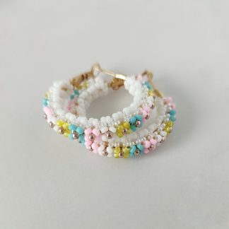 Aros de flores con base blanca