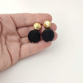 Pendientes de bola negra