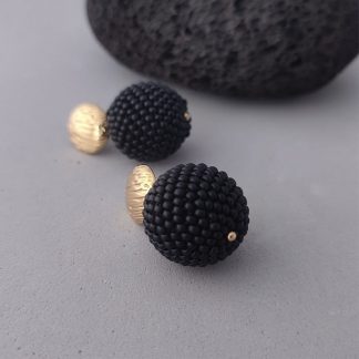 Pendientes grandes con bolas negras