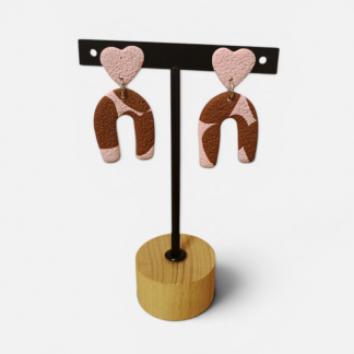 Pendientes de arcilla polimérica con diseño de corazón rosa y arco abstracto