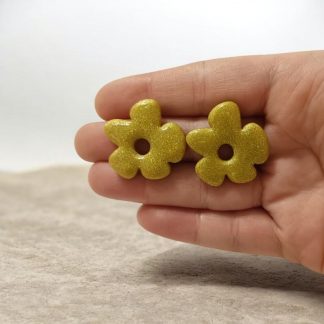 Pendientes de arcilla polimerica en forma de flor color dorado