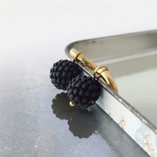 Aros huggie con esferas negras