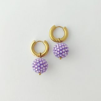 Pendientes de aro huggie con bola lila alabastro