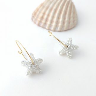 Aros dorados con estrellas de mar blancas