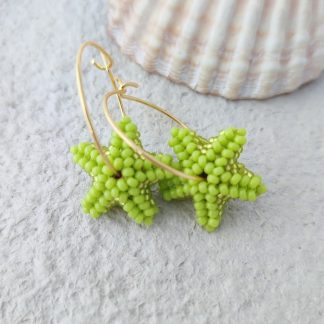 Aros dorados con estrellas de mar chartreuse