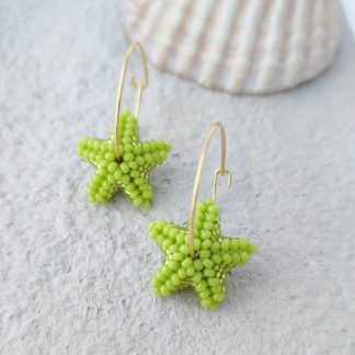 Pendientes estrellas de mar color chartreuse y aros dorados
