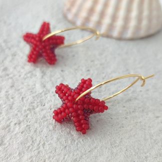 Aros dorados con estrellas de mar rojas