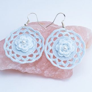 Pendientes flor azules y blancos crochet