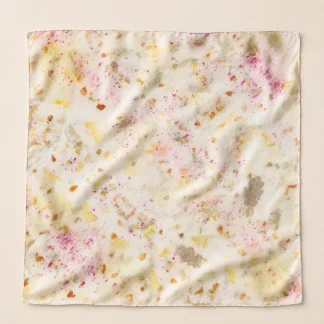 ArteLovers regalos hechos a mano por mujeres artesanas · · Tienda de para ArteLovers Market Pañuelo cuadrado de seda habotai extendido sobre fondo claro con estampación botánica en tonos rosa, amarillo, beige y verde grisáceo