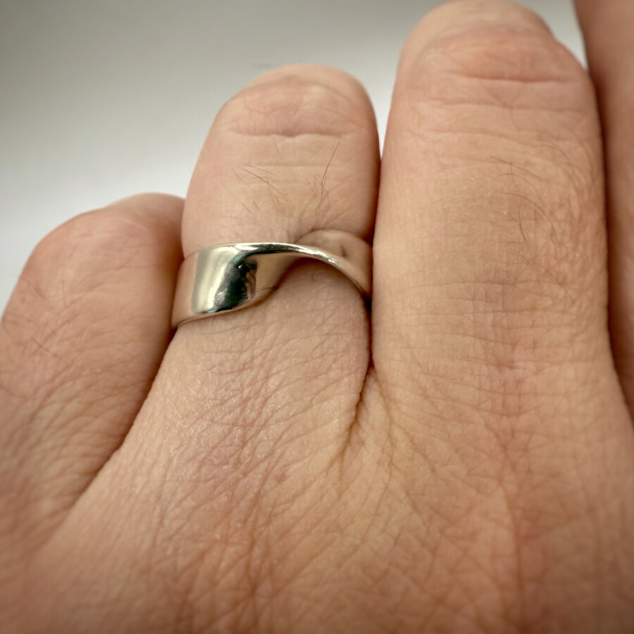 Anillo Ancho Ondulado de Plata · <p class="p1"><b>Anillo Ancho Ondulado de Plata 925</b>, elaborado a mano e inspirado en la banda de Möbius. Un diseño de líneas continuas con un fuerte valor simbólico, personalizable con grabado interior.</p> · Tienda de variable para ArteLovers Market ANILLO INFINITO ANCHO DE PLATA, ANILLO BANDA DE MOEBIUS, ANILLO DE PLATA, MILAGRO ROUSSE