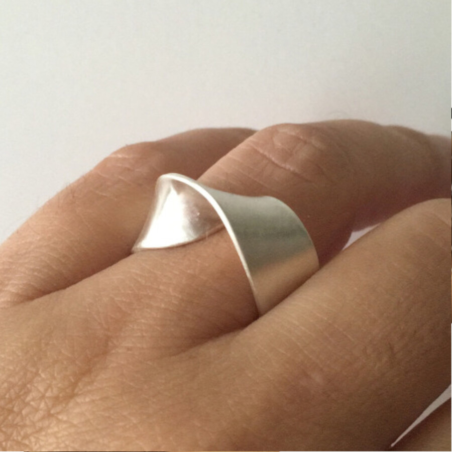 Anillo Ancho Ondulado de Plata · <p class="p1"><b>Anillo Ancho Ondulado de Plata 925</b>, elaborado a mano e inspirado en la banda de Möbius. Un diseño de líneas continuas con un fuerte valor simbólico, personalizable con grabado interior.</p> · Tienda de variable para ArteLovers Market ANILLO INFINITO ANCHO DE PLATA, BANDA DE MOEBIUS, ANILLO MINIMALISTA, MILAGRO ROUSSE