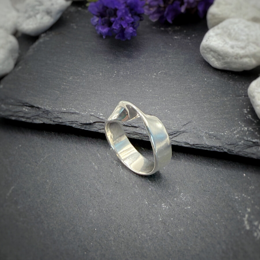 Anillo Ancho Ondulado de Plata · <p class="p1"><b>Anillo Ancho Ondulado de Plata 925</b>, elaborado a mano e inspirado en la banda de Möbius. Un diseño de líneas continuas con un fuerte valor simbólico, personalizable con grabado interior.</p> · Tienda de variable para ArteLovers Market ANILLO INFINITO ANCHO DE PLATA, BANDA DE MOEBIUS, ANILLO MINIMALISTA.