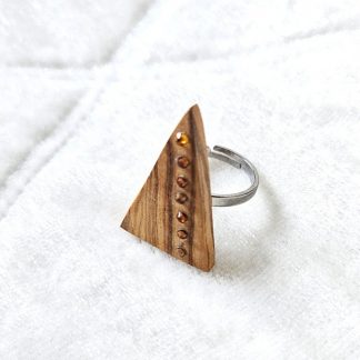 ArteLovers regalos hechos a mano por mujeres artesanas · · Tienda de para ArteLovers Market Anillo artesanal de madera de olivo con diseño triangular ybswaroskys en una caja de regalo
