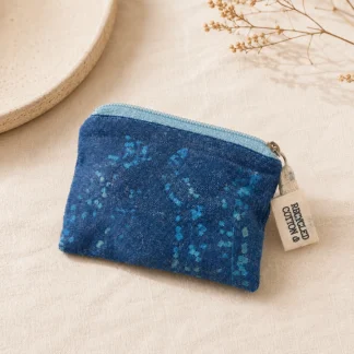 Monedero textil de cianotipia en tonos azules con cierre de cremallera.
